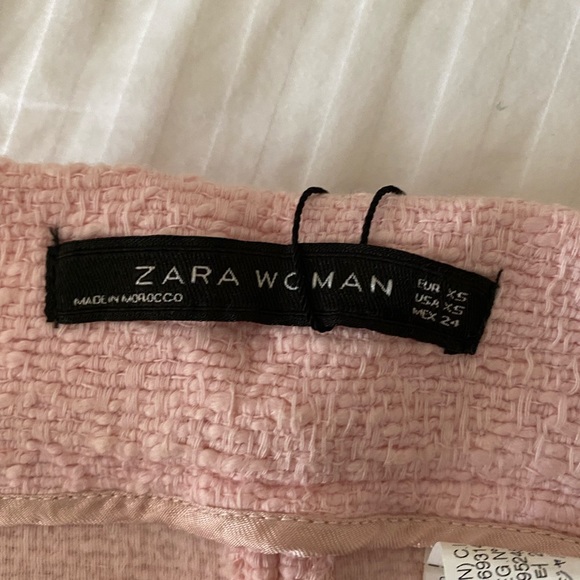 Chanel like Zara Beautiful Pink tweed shorts with pearl buttons. - Picture 5 of 6